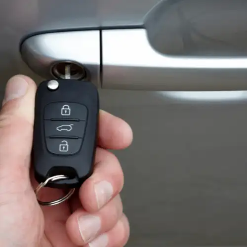 Chave de carro na mão do chaveiro automotivo