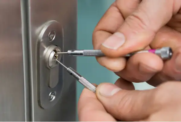 Chaveiro fazendo abertura de porta